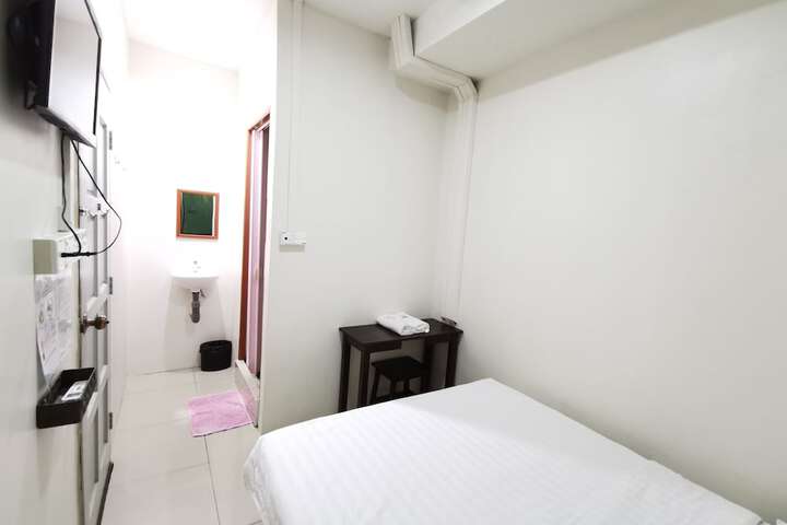 Room 7 of 33