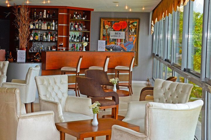 Lounge 21 of 37