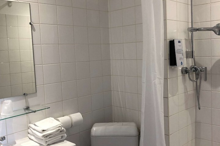 Room 16 of 38
