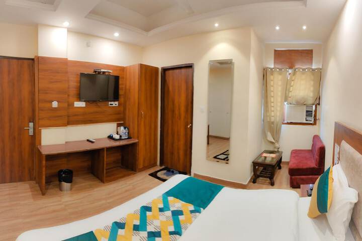 Room 13 of 28