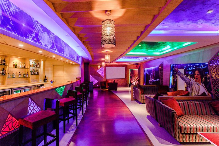 Lounge 33 of 45