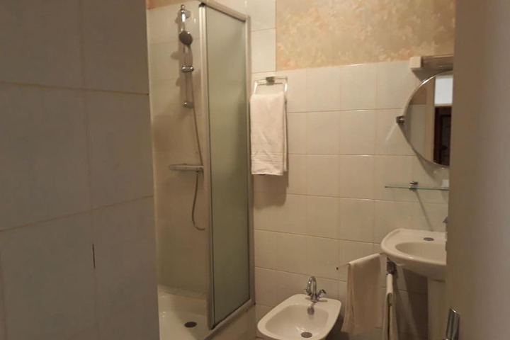 Room 32 of 49