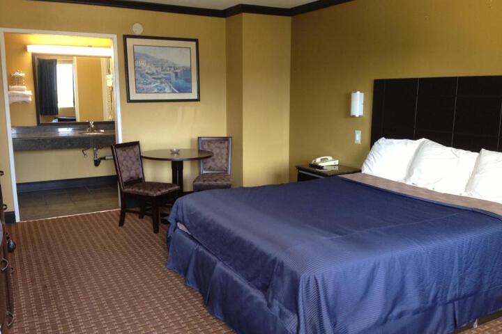 1 Queen Bed (7 of 15)