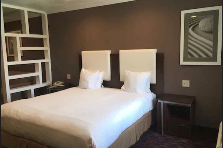 Deluxe 1 King Bed Room (13 of 13)
