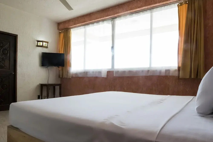 Room 6 of 14