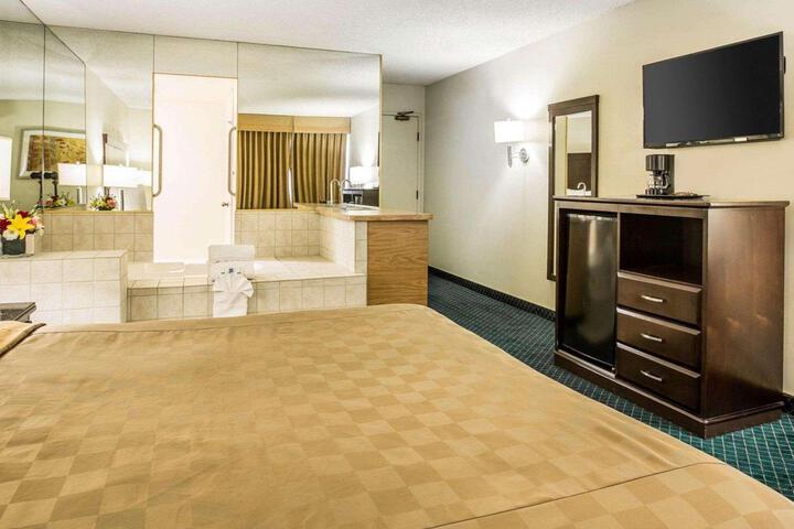 1 King Bed (12 of 17)