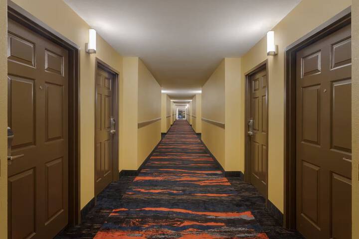 Ballroom/Hall 15 of 16