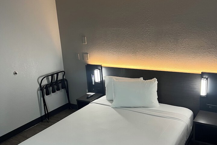 1 Queen Bed (6 of 14)