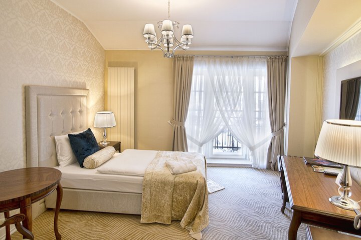 Room 15 of 90