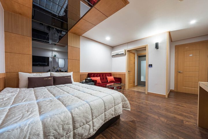 Room 6 of 34