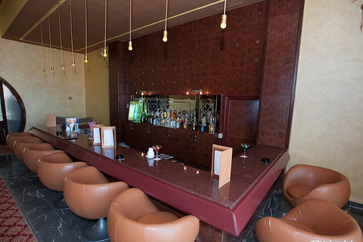 Lounge 42 of 51