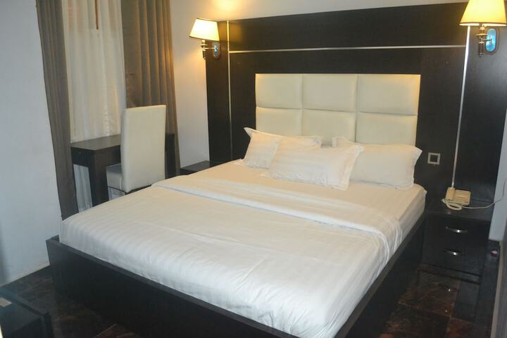 Mac Dove Lounge & Suites ltd