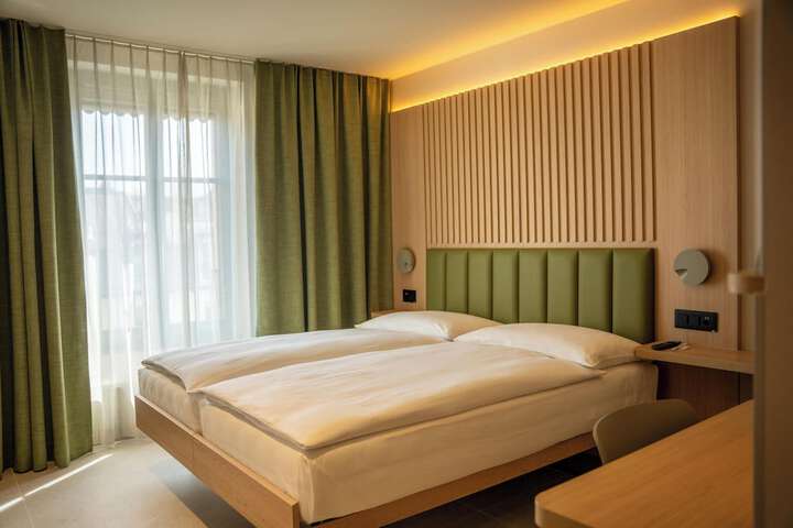 Room 6 of 16