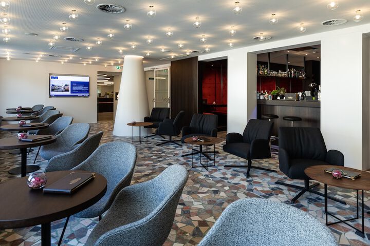 Lounge 62 of 83