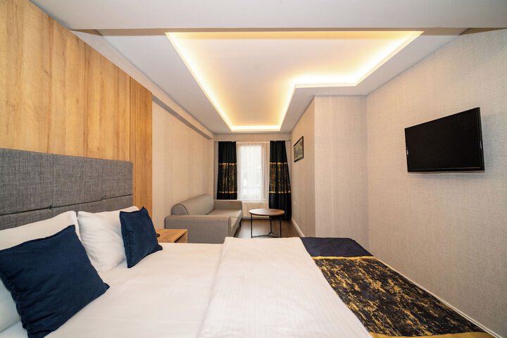 Room 11 of 38