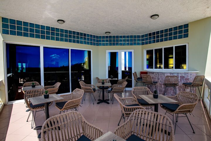 Lounge 19 of 28