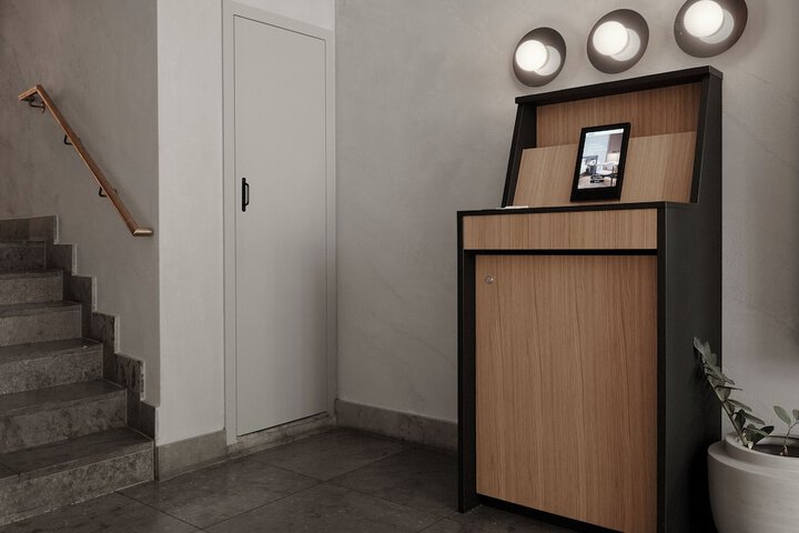 Check-in/check-out kiosk