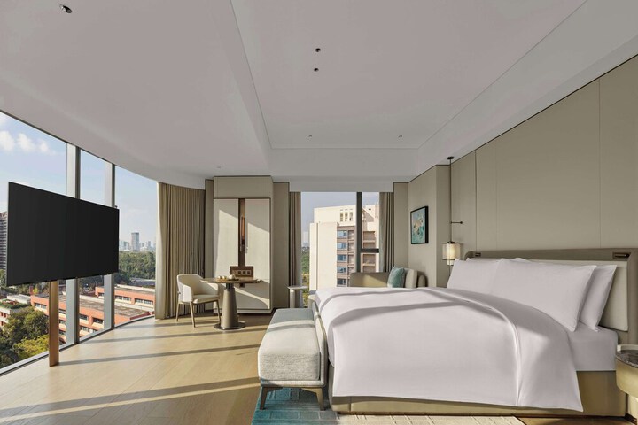Room 5 of 90