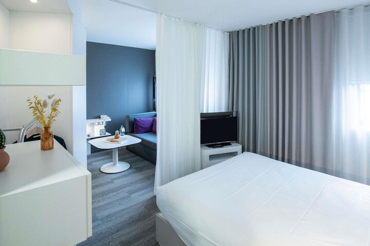 Room 22 of 106