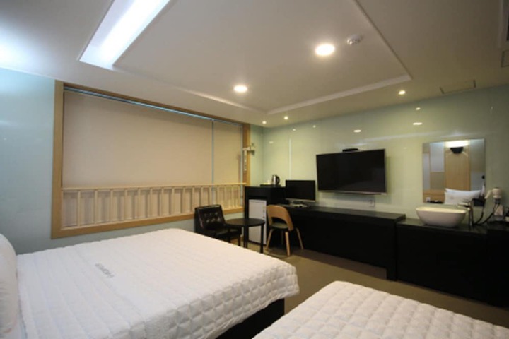 Room 18 of 43