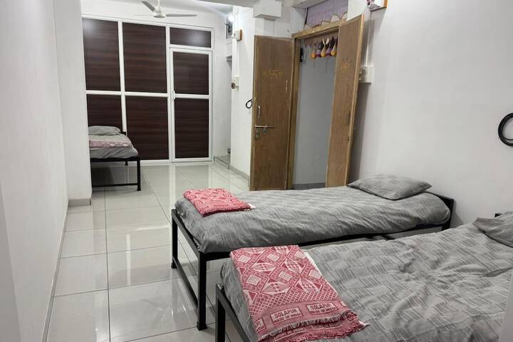 Room 6 of 8