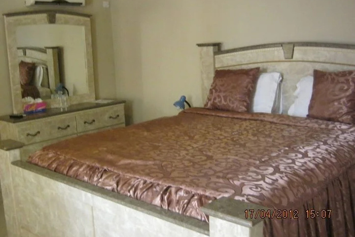 Room 4 of 8