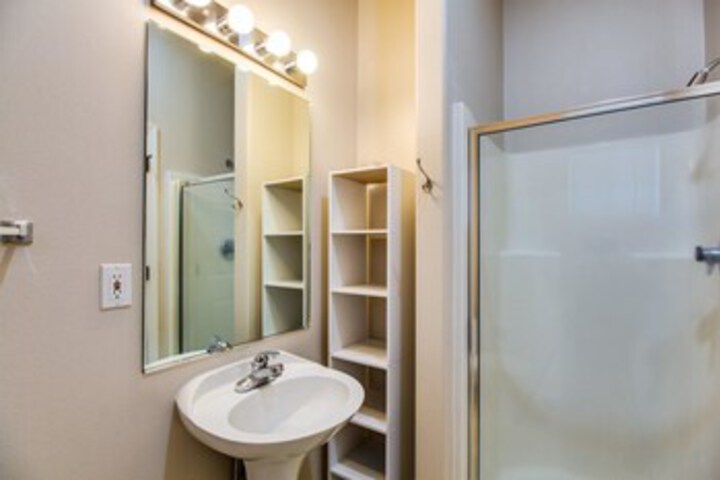 Room 4 of 33