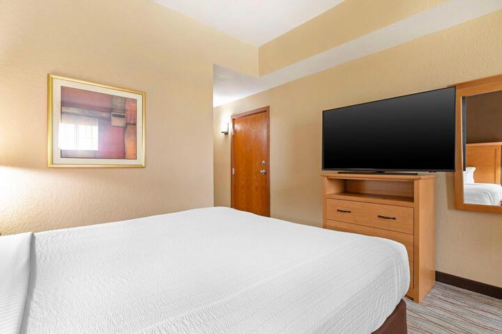 Accessible 1 Queen Accessible Roll in Shower Microwave and Refrigerator Sofa Bed Full Breakfast (5 of 12)