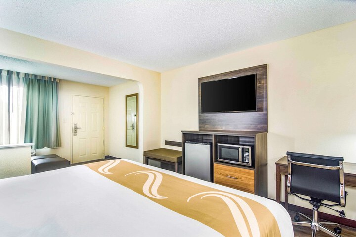 1 King Bed (1 of 14)