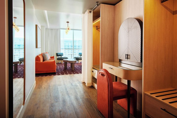 Room 33 of 148