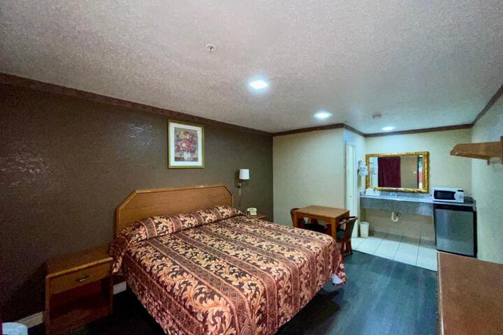 1 King Bed (3 of 4)