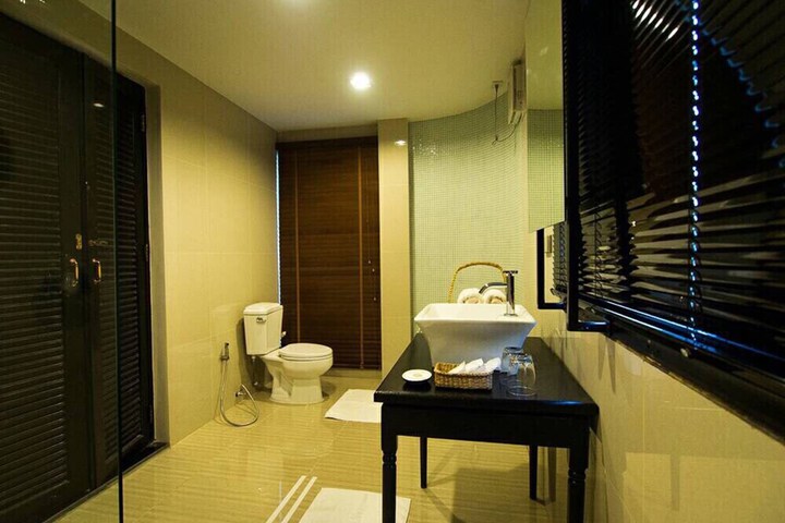 Room 14 of 33