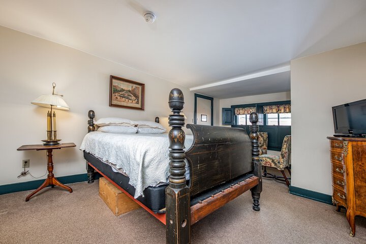 1 Queen Bed (15 of 35)