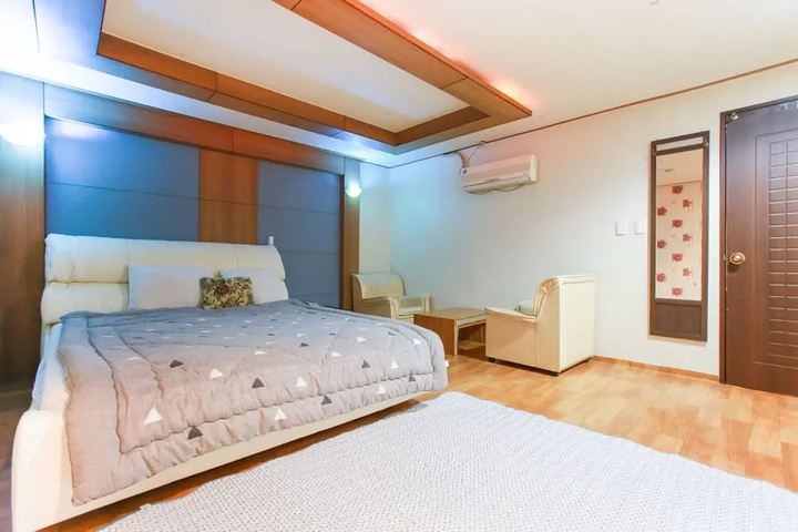 Room 5 of 10