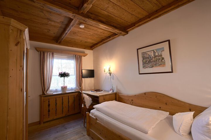 Room 4 of 77