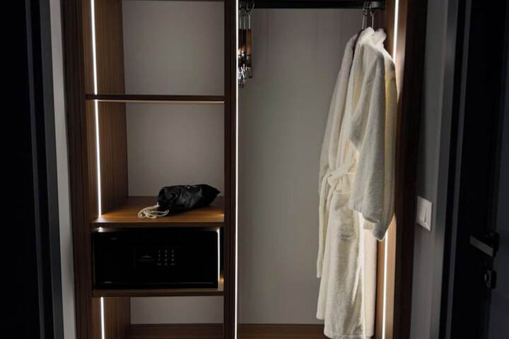 Room 8 of 198