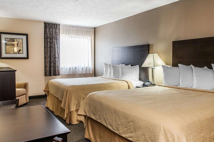1 Queen Bed Accessible (2 of 18)