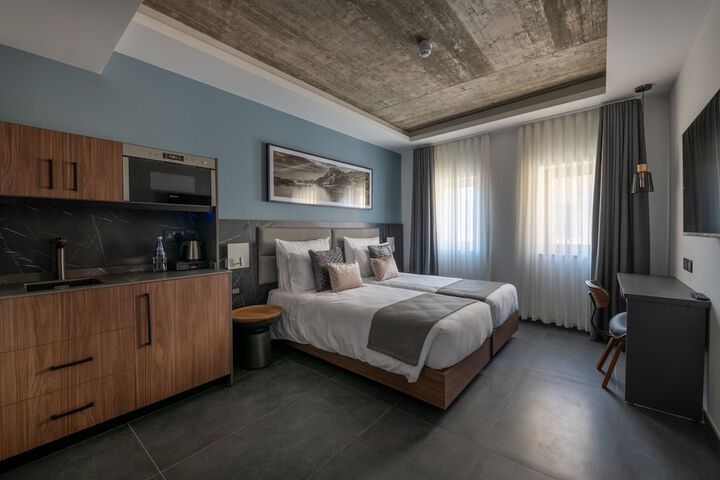 Room 32 of 60