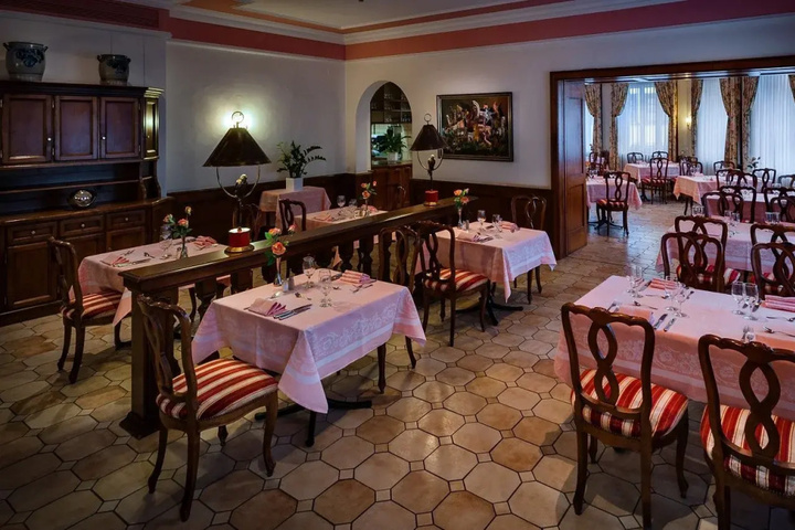 Dining 16 of 26