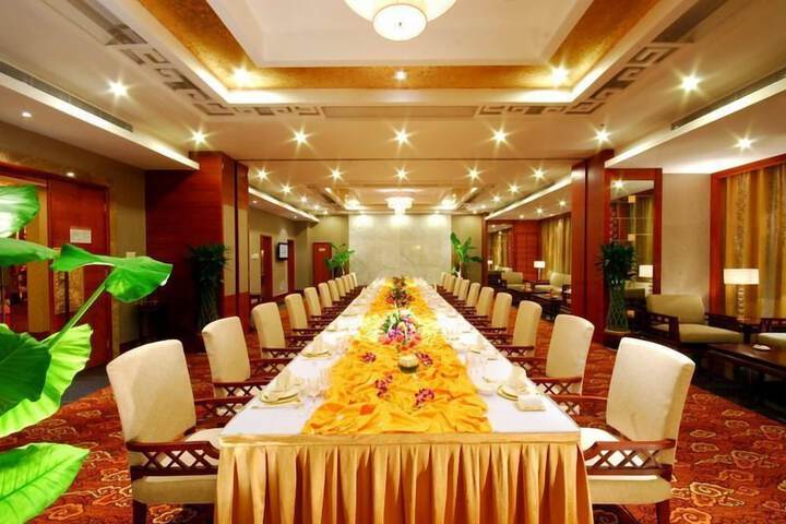 Ballroom/Hall 18 of 22