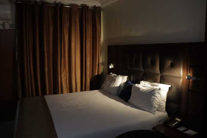 Room 11 of 32