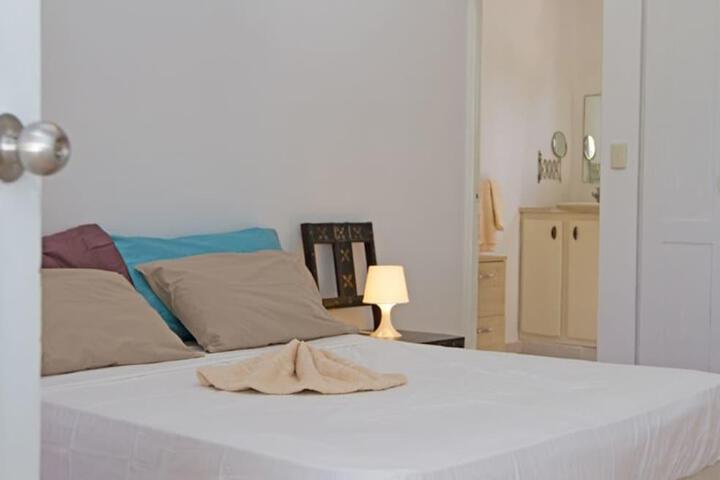 Room 4 of 9