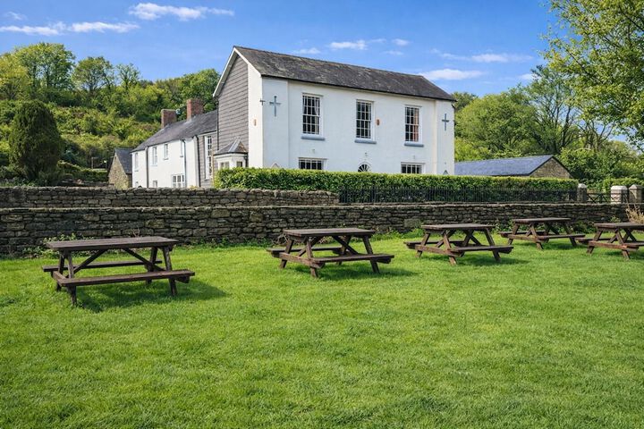 Exterior of Picton House Hotel