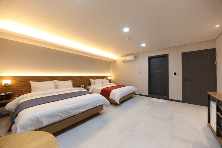 Room 7 of 100