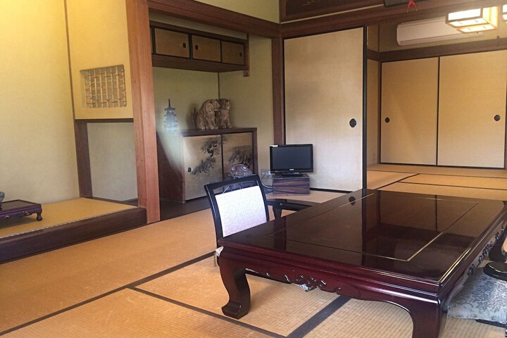 Room 4 of 23
