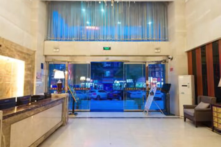 Meilin Hotel (Yichang CBD Jiefang Road Pedestrian Street)