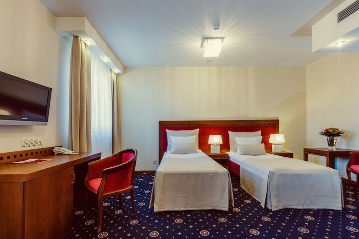 Room 6 of 32