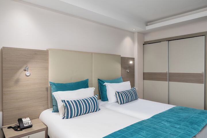 Room 32 of 184