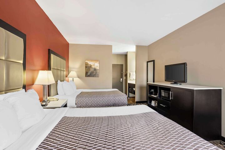 1 Queen Bed Pet Friendly Room Work Desk Sofa Microwave and Refrigerator WiFi Full Breakfast (17 of 31)