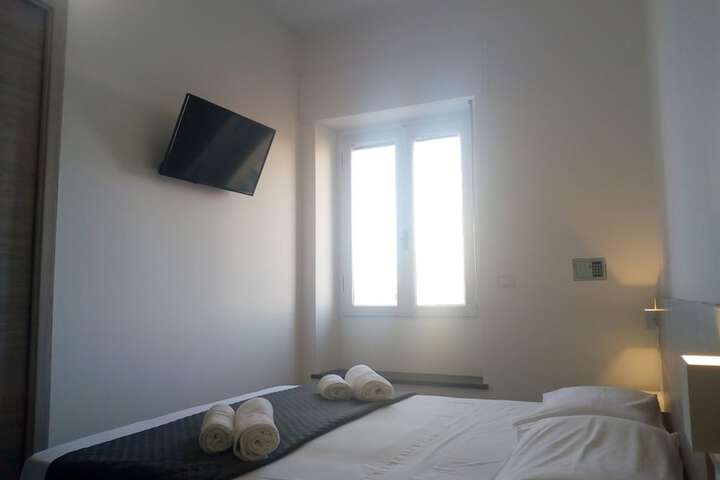 Room 4 of 12